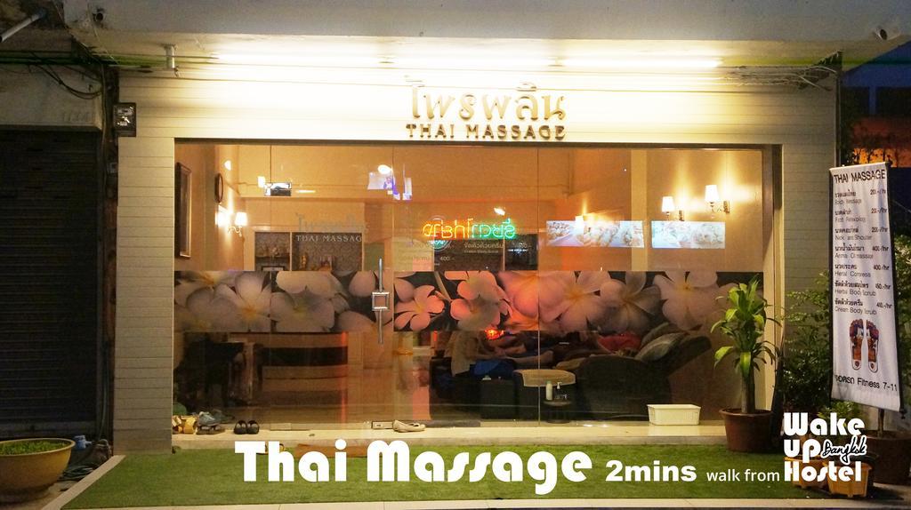 Wake Up Hostel Bangkok Exterior photo