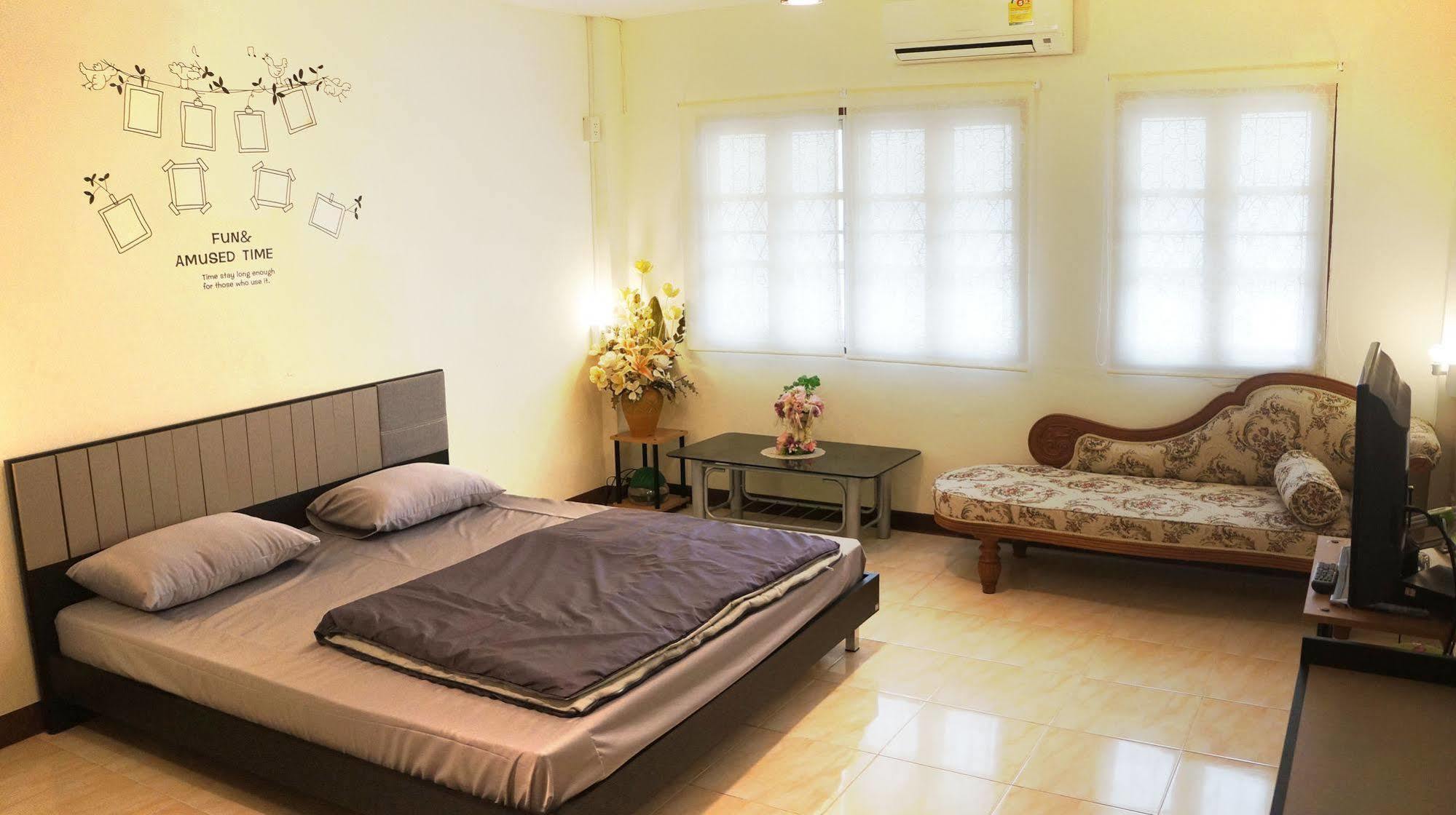 Wake Up Hostel Bangkok Exterior photo
